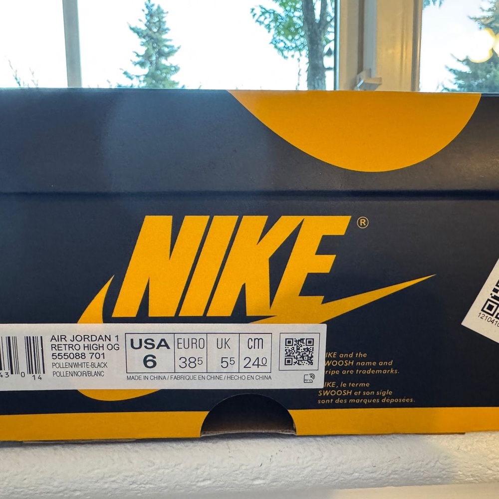 Nike Air Jordan 1 Retro High OG - Picture 3 of 3